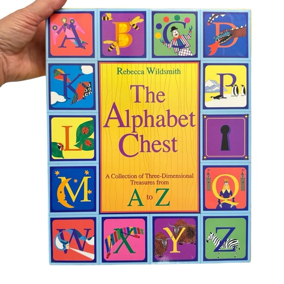 アルファベット 仕掛け絵本 Alphabet Treasures Chest The Alphabet Chest: A Collection of Three-Dimensional